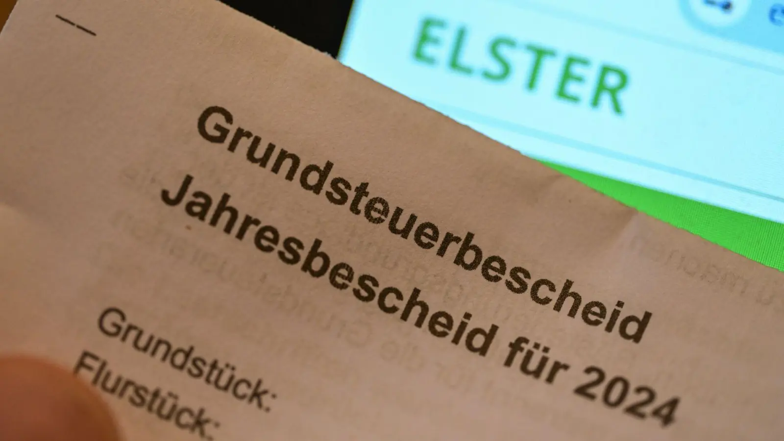 Die Grundsteuer ist eine jährliche Steuer auf den Besitz von Grundstücken und Gebäuden. (Symbolbild) (Foto: Bernd Weißbrod/dpa)