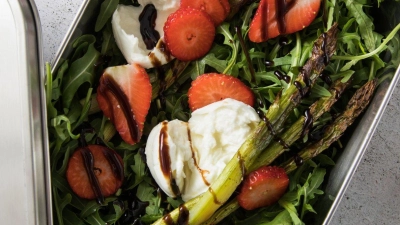 Vielseitige Nussfrucht: Als Salat passen Erdbeeren hervorragend zu Burrata, Rucola und Balsamico. (Foto: Christin Klose/dpa-tmn)