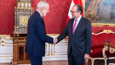 Österreich hat mit Außenminister Alexander Schallenberg (r.) bis zur Vereidigung eines neuen Kabinetts einen geschäftsführenden Kanzler. (Foto: Georg Hochmuth/APA/dpa)