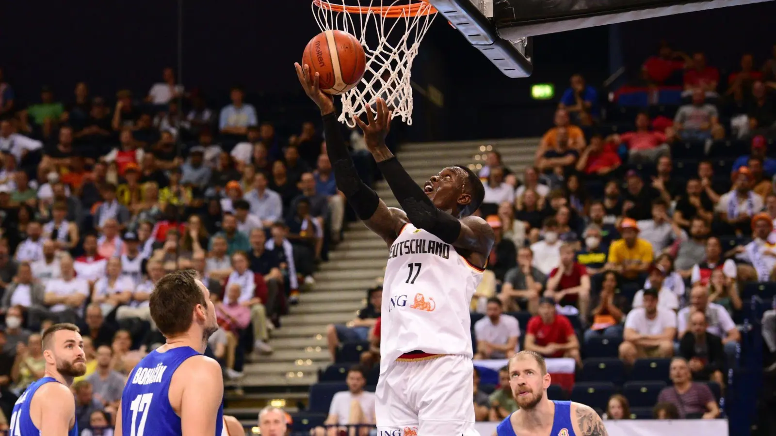 Deutschlands Dennis Schröder legt den Ball in den Korb. (Foto: Daniel Bockwoldt/dpa)