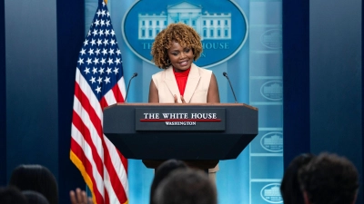 Die Sprecherin des Weißen Hauses, Karine Jean-Pierre, muss derzeit fast ausschließlich Fragen zum desaströsen TV-Auftritt ihres Chefs beatworten. (Foto: Evan Vucci/AP/dpa)