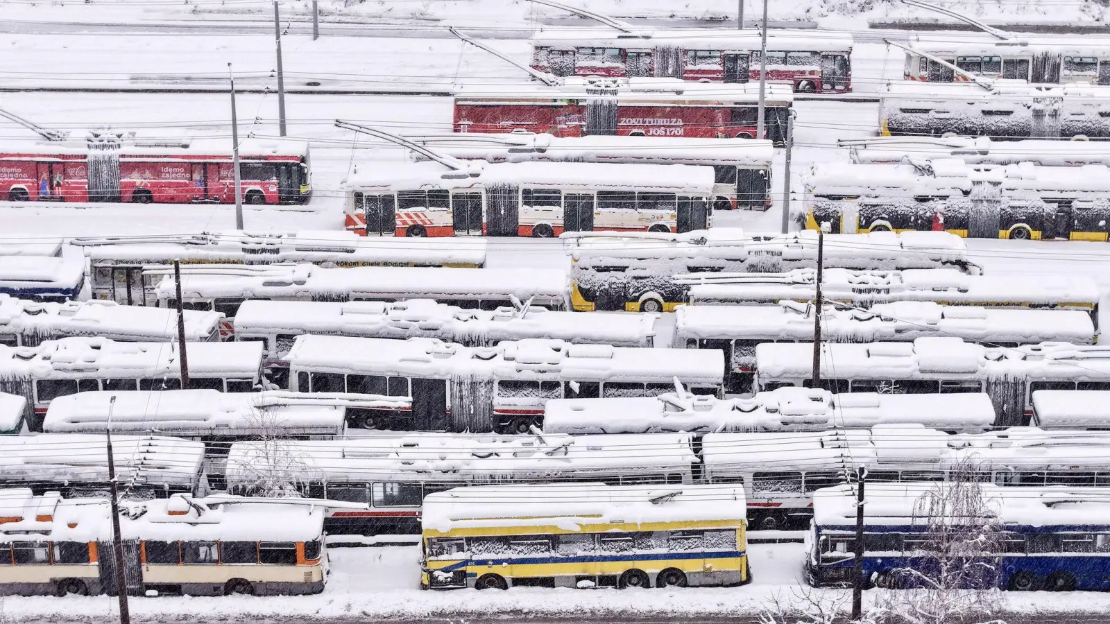 In Bosnien-Herzegowina und in Kroatien behindern Sturm und Schnee den Verkehr. Viele Fernstraßenabschnitte sind für den Verkehr gesperrt. (Foto: Armin Durgut/AP/dpa)