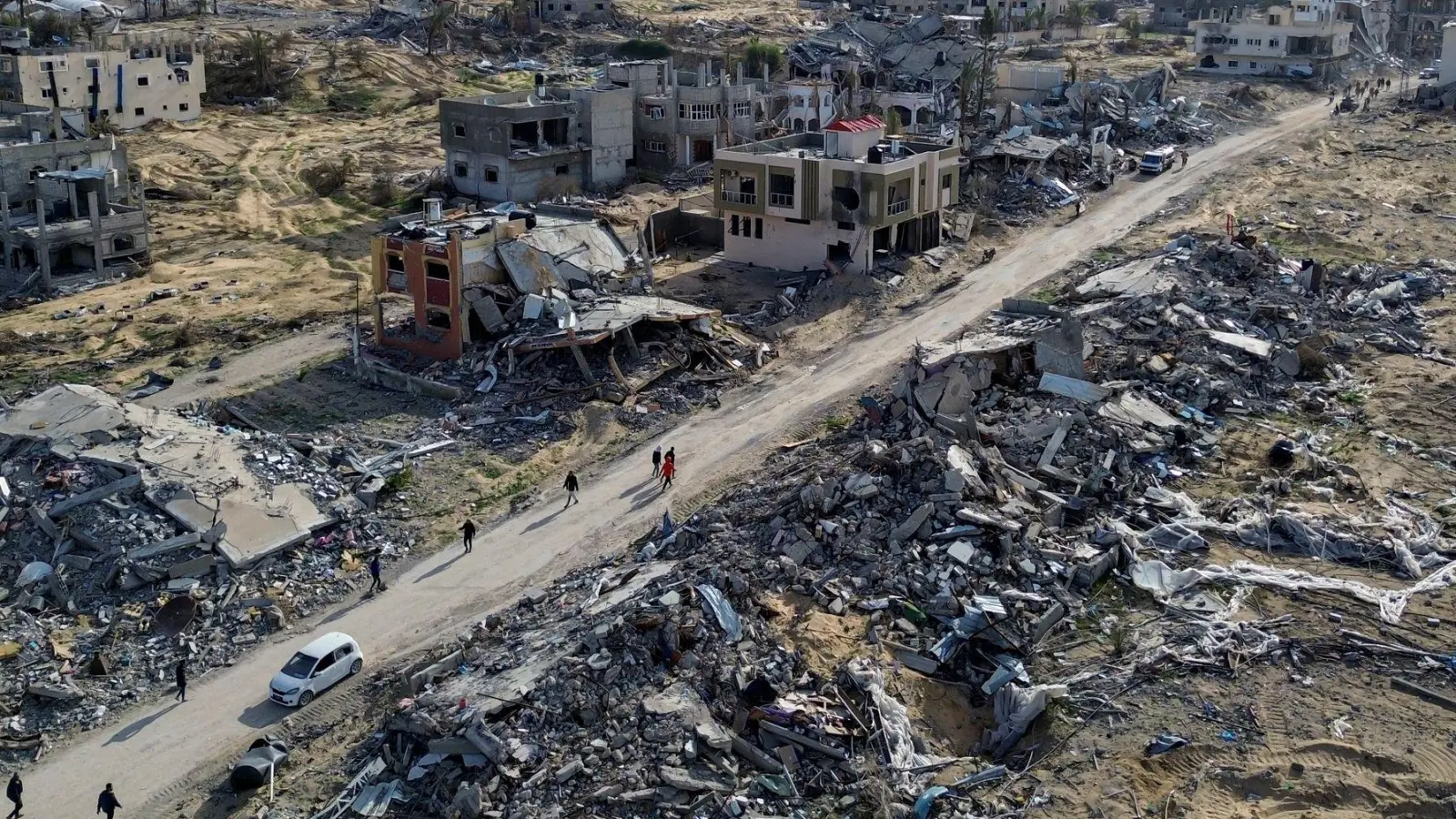 Im weitgehend verwüsteten Gazastreifen hat nach mehr als 15 Monaten Krieg eine Waffenruhe begonnen.   (Foto: Jehad Alshrafi/AP/dpa)