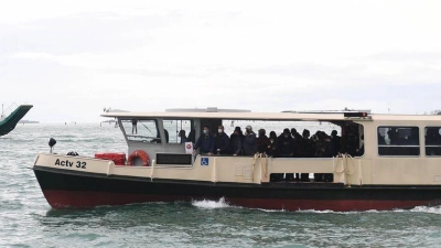 Beim Zusammenstoß eines Vaporetto - ähnlich wie auf diesem Archivbild zu sehen - mit einem Sportboot wurden mehrere Menschen leicht verletzt. (Foto: Felix Hörhager/dpa)