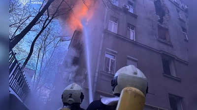 Die ukrainische Hauptstadt verzeichnet nach einem russischen Drohnenangriff Tote und Verletzte. (Foto: Uncredited/Ukrainian Emergency Service/AP/dpa)