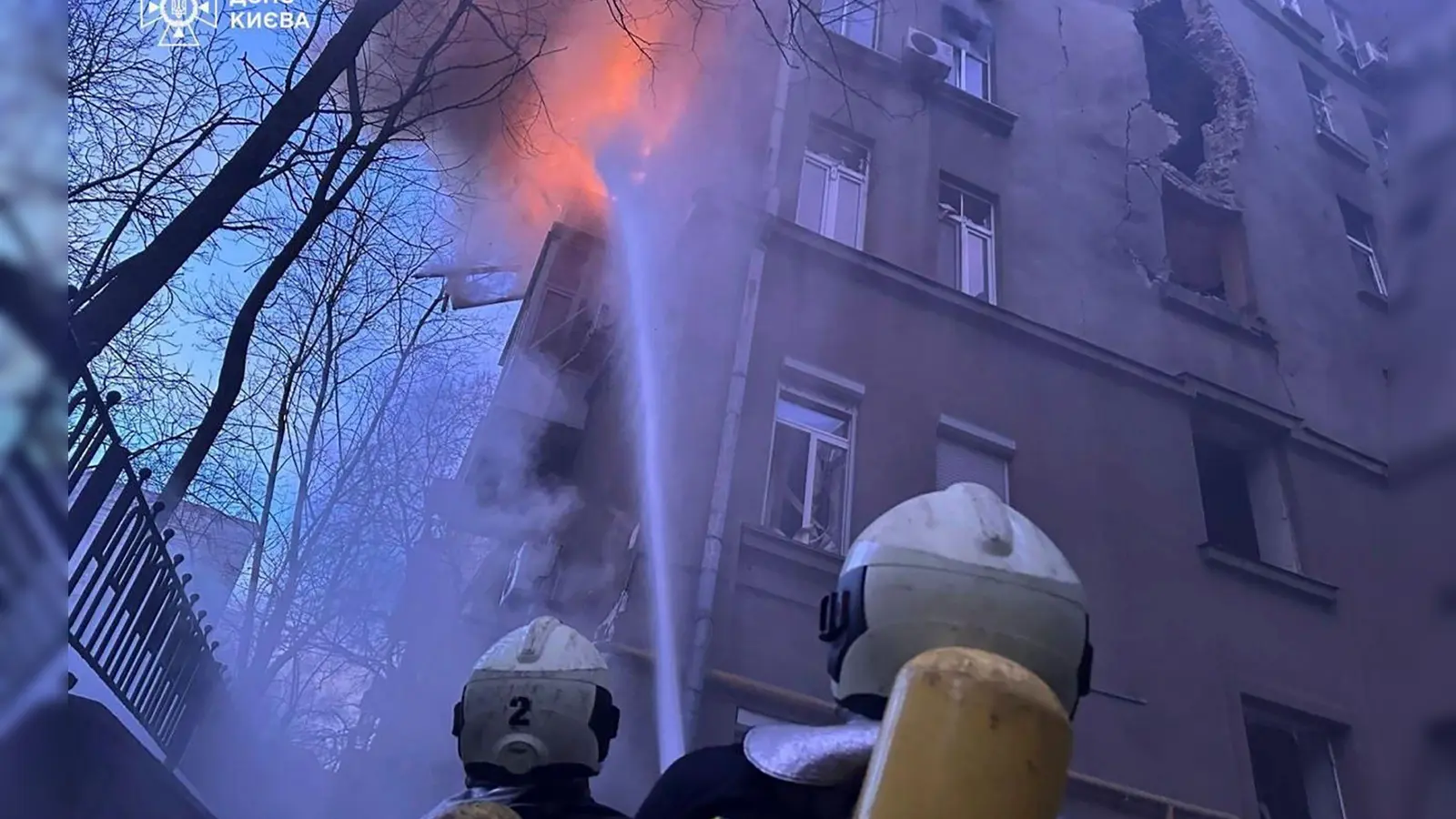 Die ukrainische Hauptstadt verzeichnet nach einem russischen Drohnenangriff Tote und Verletzte. (Foto: Uncredited/Ukrainian Emergency Service/AP/dpa)