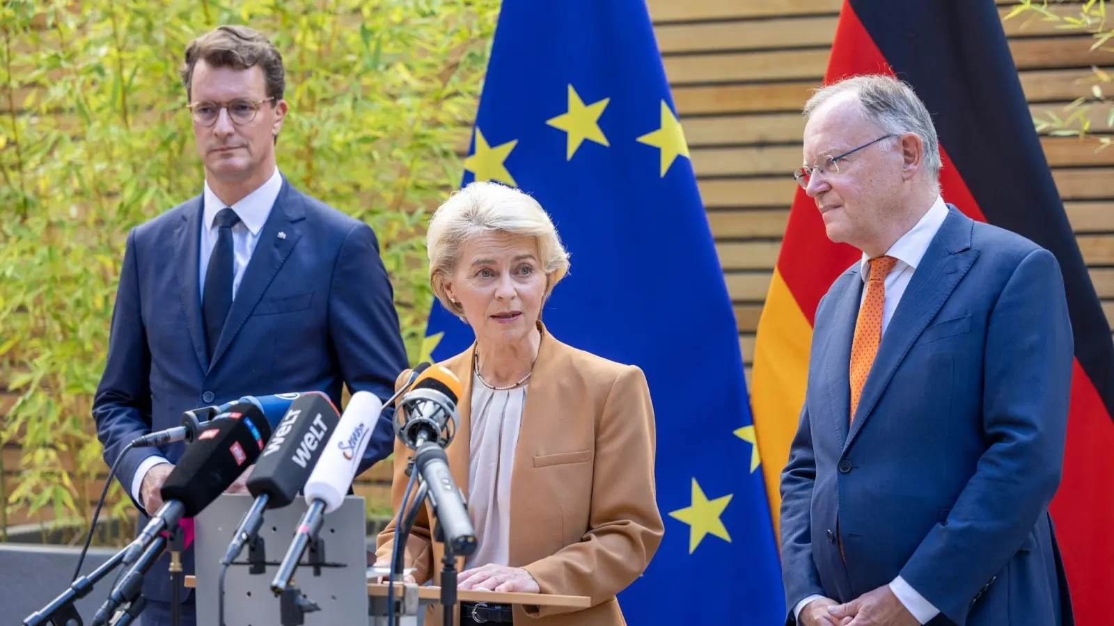 EU-Kommissionspräsidentin Ursula von der Leyen (M), Nordrhein-Westfalens Ministerpräsident Hendrik Wüst (l) und Niedersachsens Ministerpräsident Stephan Weil geben nach dem Treffen ihre Statements ab. (Foto: Thomas Banneyer/dpa)