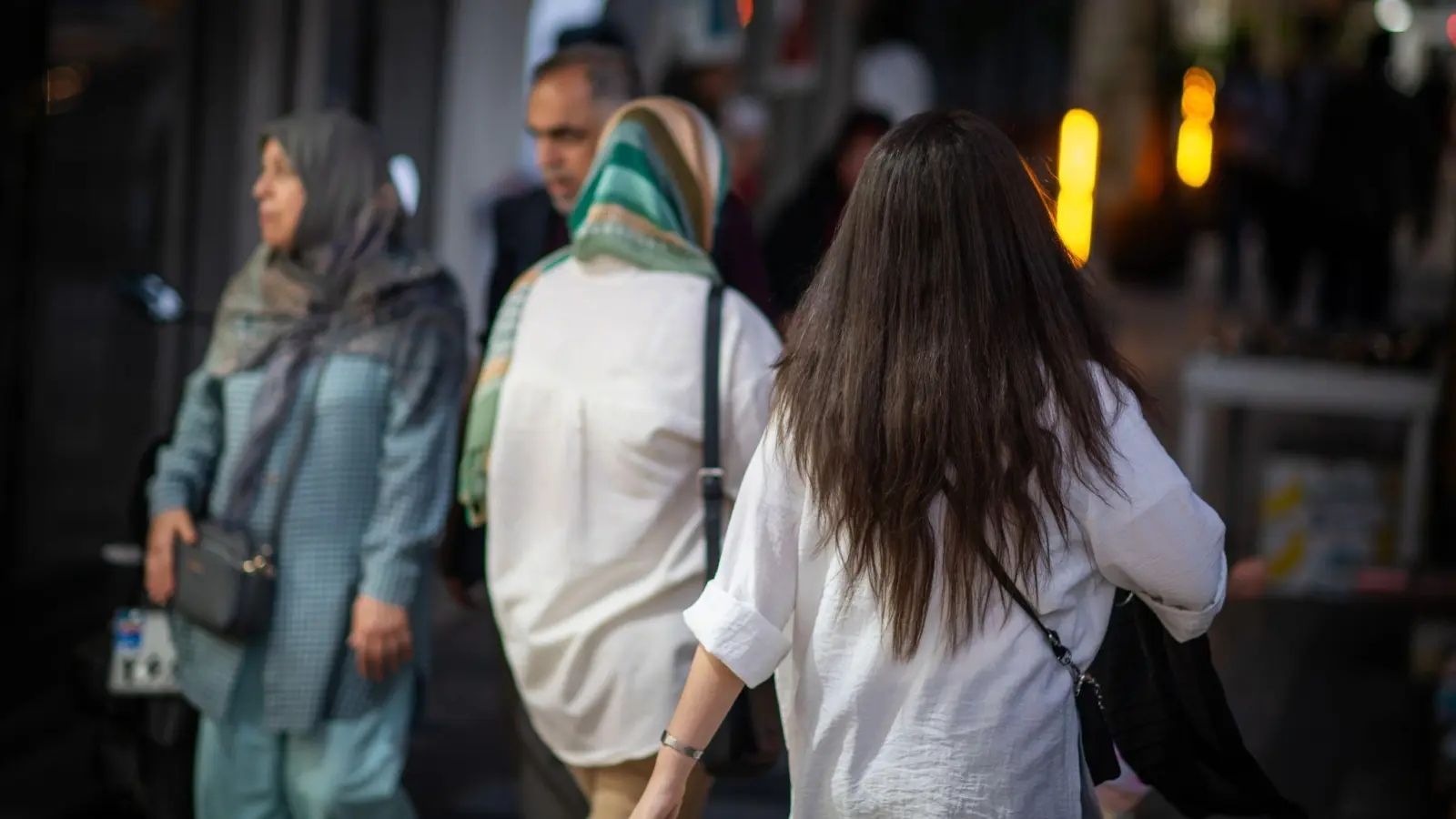 Immer mehr Frauen ignorieren im Iran mittlerweile die Kleiderordnung. (Archivbild) (Foto: Arne Immanuel Bänsch/dpa)