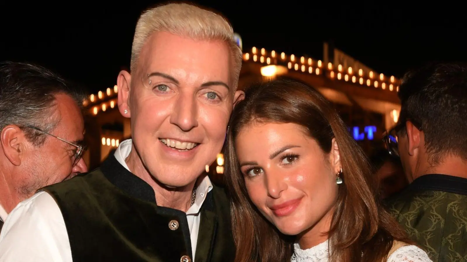 Scooter-Frontman H.P. Baxxter zusammen mit seiner Sara hier auf dem Oktoberfest in München. (Foto: Felix Hörhager/dpa)