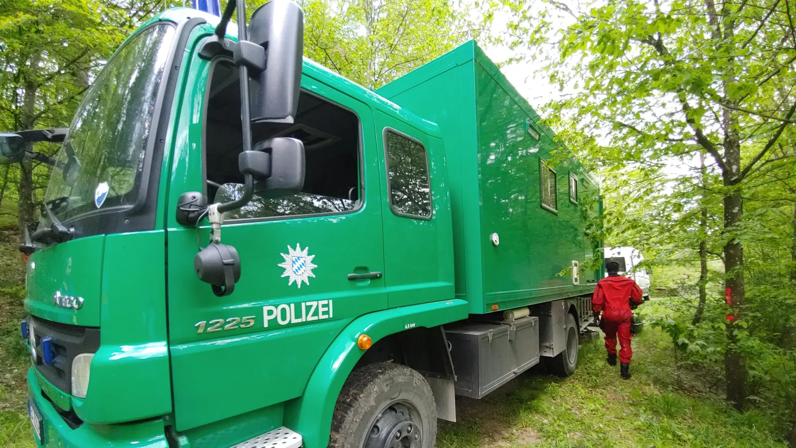 Die Polizei untersuchte den Tatort bei Burgbernheim mit einem großen Team. Zum Einsatz kamen auch Taucher, die in einem Weiher ein Gewehr fanden. (Foto: Katrin Merklein)