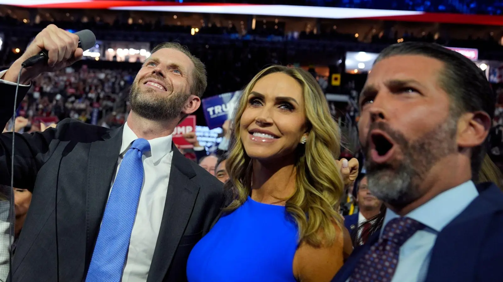 Jubel auf dem Parteitag der Republukaner in Milwaukee. Eric, Lara und Donald Trump Jr. applaudieren (Foto: Evan Vucci/AP)