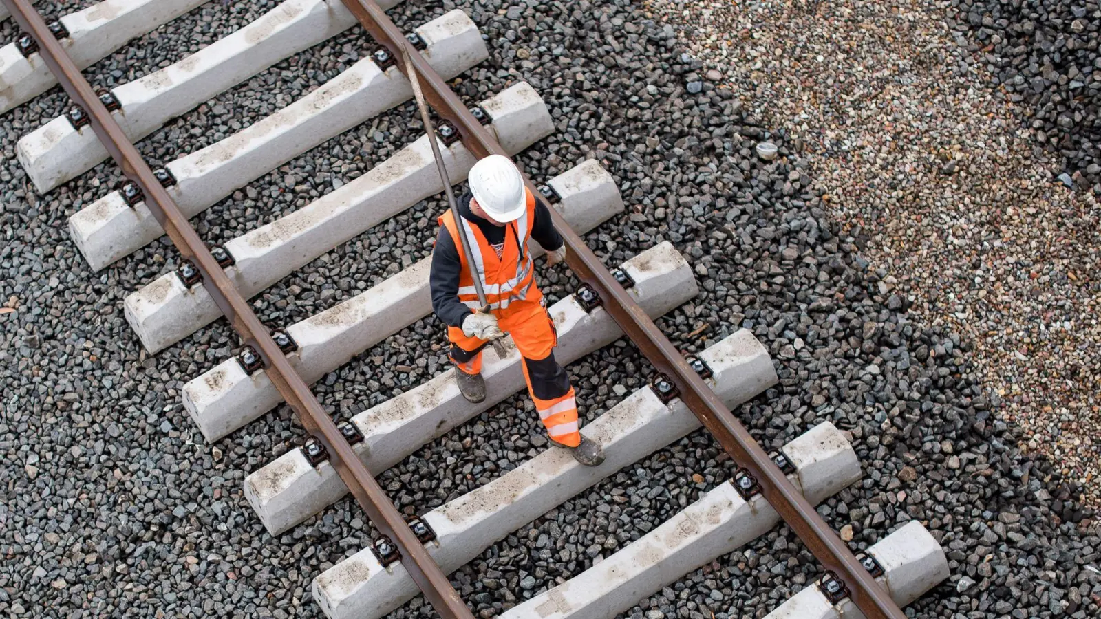 Die Bahn erneuert ihre Schienen zwischen Hamm und Hannover - für Reisende bringt das erstmal Umleitungen und Zugausfälle mit sich. (Archivbild) (Foto: Lukas Schulze/dpa)