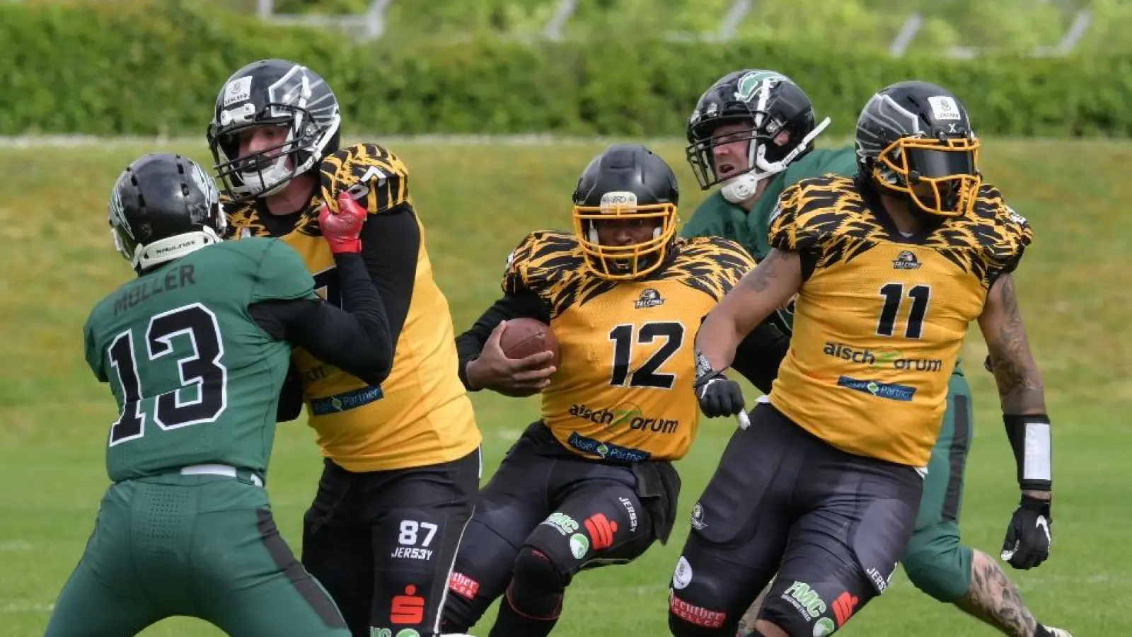 Quarterback Maurice Jones (mit Spielgerät) führte die Neustädter zum Sieg in Schweinfurt. (Foto: Thorsten Dulitz)