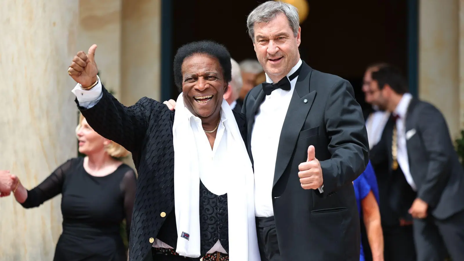 Roberto Blanco (l.) und Markus Söder genießen das Schaulaufen in Bayreuth (Foto: Daniel Karmann/dpa)