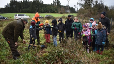 Mitglieder der Renetten, der Kinder- und Jugendgruppe des Obst- und Gartenbauvereins Feuchtwangen, pflanzten jetzt rund 100 Setzlinge auf einem Areal am Böhlhof. Die Aktion fand unter Anleitung von Vertretern der Hegeringgemeinschaft Feuchtwangen-West und der Forstbetriebsgemeinschaft Feuchtwangen-Rothenburg statt. (Foto: Erich Herrmann)