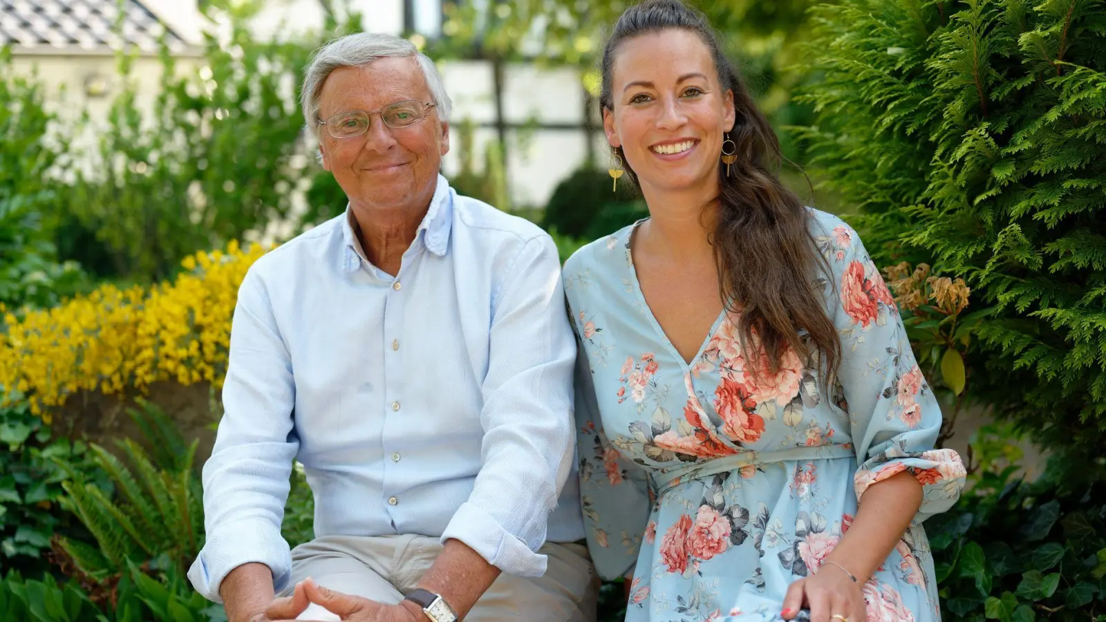 Caroline Bosbach sitzt neben ihrem Vater Wolfgang, kurz vor dessen 70. Geburtstag im Juni 2022. Nun will sie für den Bundestag kandidieren. (Foto: Henning Kaiser/dpa)