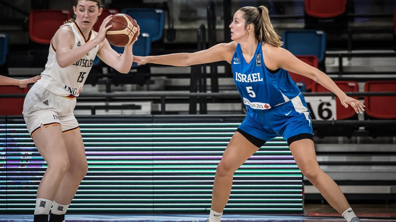 Ball fest im Griff und fester Bestandteil der deutschen Frauen-Nationalmannschaft: Luisa Geiselsöder (hier in einem Länderspiel gegen Israel). (Foto: DBB)