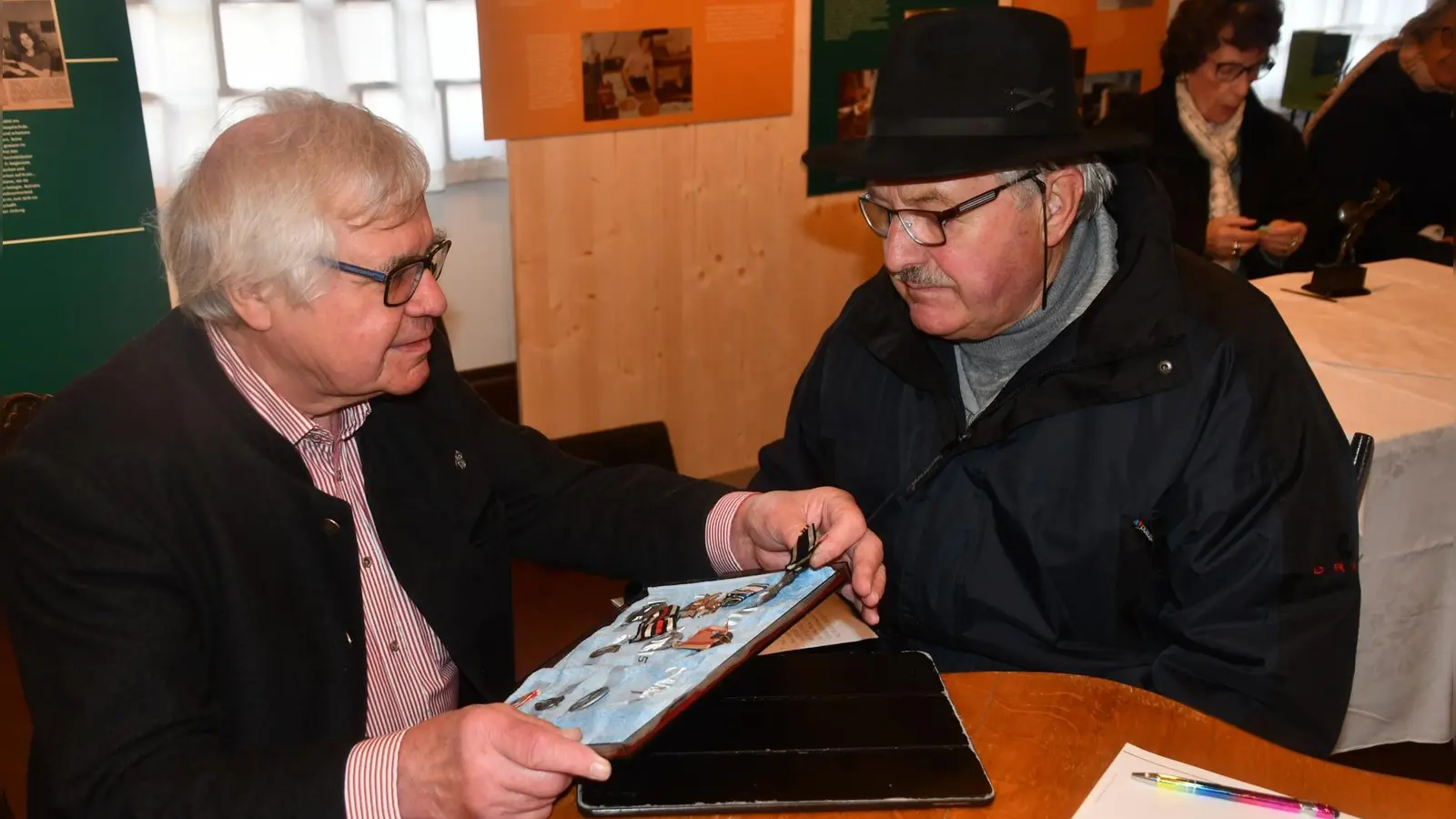 Jan Kube (links) kennt sich mit Militaria aus. Bei den Orden, die Otto Rückert mitgebracht hatte, war es für ihn kein Problem, eine Expertise zu liefern. (Foto: Gerhard Krämer)