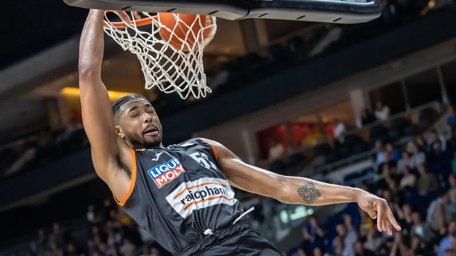 Bruno Caboclo von Ratiopharm Ulm springt zum Korb. (Foto: Andreas Gora/dpa)