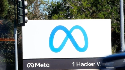 Ein Meta-Logo in der Unternehmenszentrale in Menlo Park in den USA. (Foto: Tony Avelar/AP/dpa)