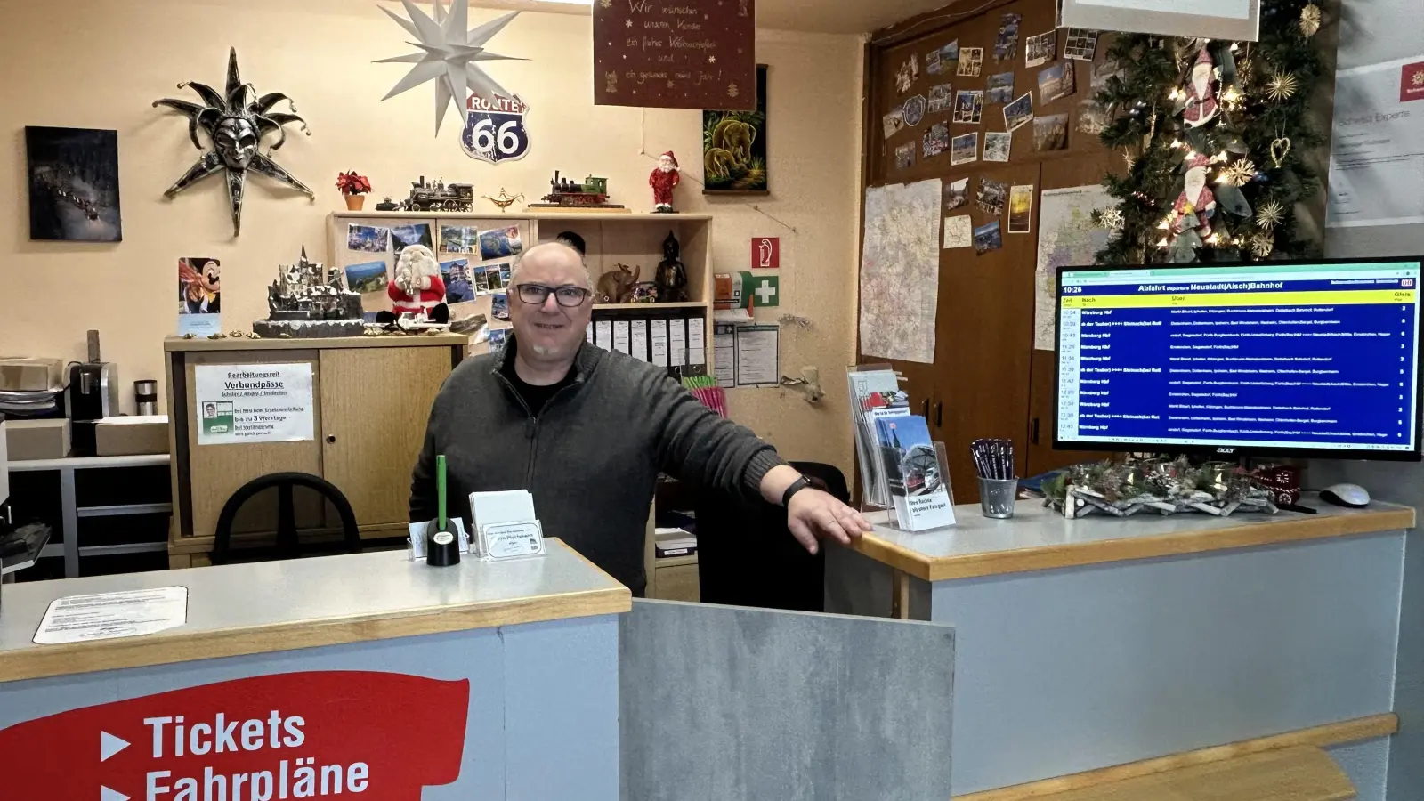 Holger Plochmann betreibt schon seit 20 Jahren sein Bahnhofsreisebüro nebst DB-Verkaufsstelle im Neustädter Bahnhofsgebäude. Seine Kunden wissen den Service zu schätzen. (Foto: Ute Niephaus)