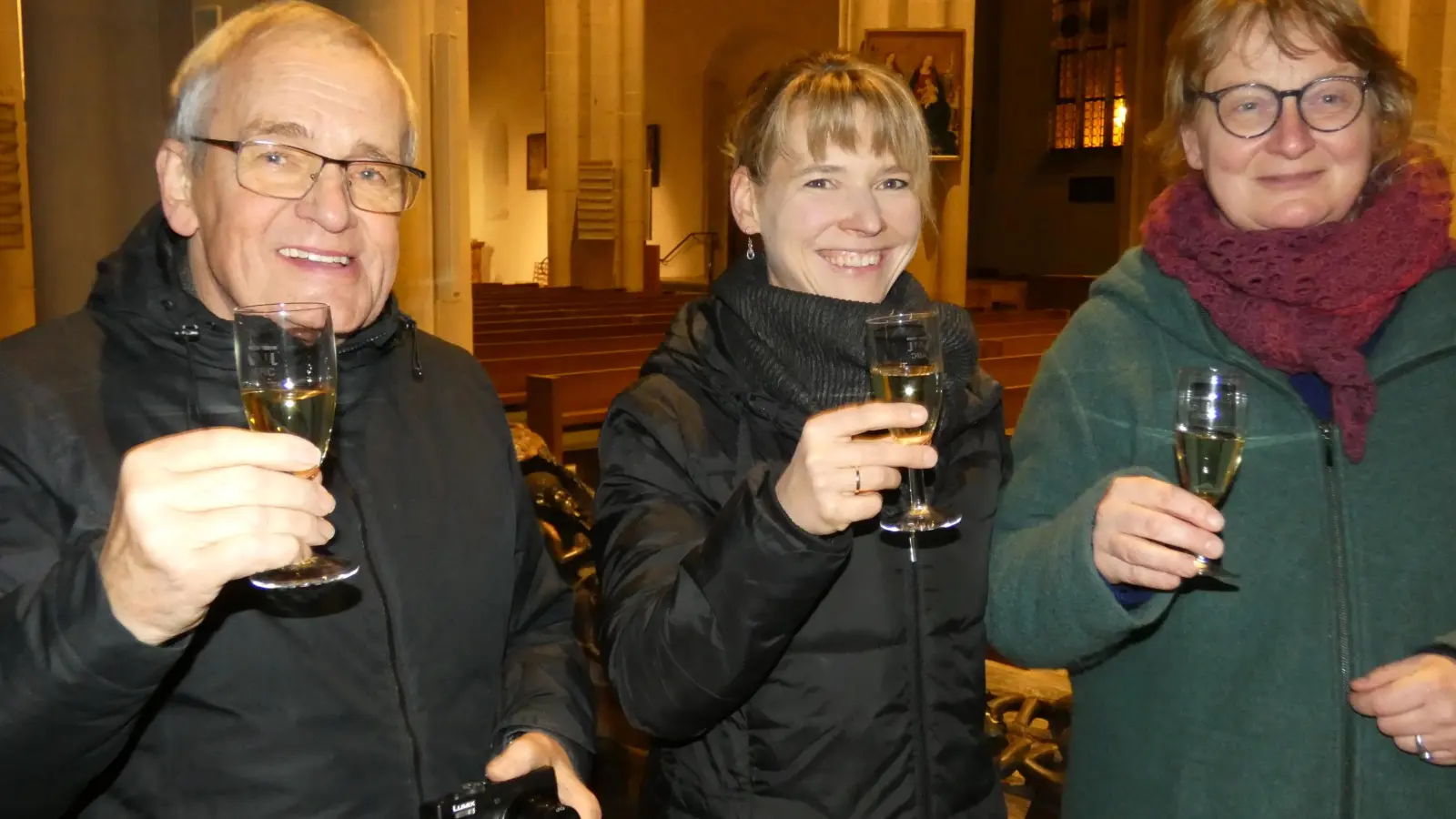 Stießen auf die neue CD an (von links): Aufnahmeleiter Knut Becker, Dekanatskantorin Jasmin Neubauer und Pfarrerin Dorothea Bezzel, die als Erzählerin mitwirkte. (Foto: Karl-Heinz Gisbertz)