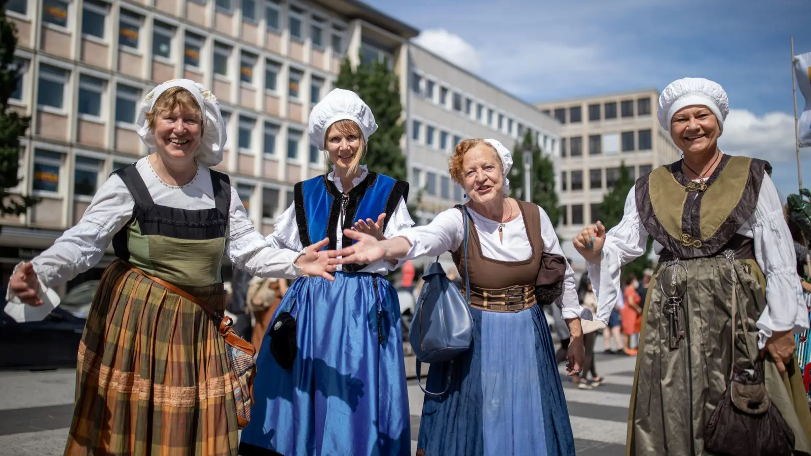 Weil die Nachfrage so hoch ist: Das Albrecht-Dürer-Haus sucht neue Agnes-Dürer-Darstellerinnen (Foto: Daniel Karmann/dpa)