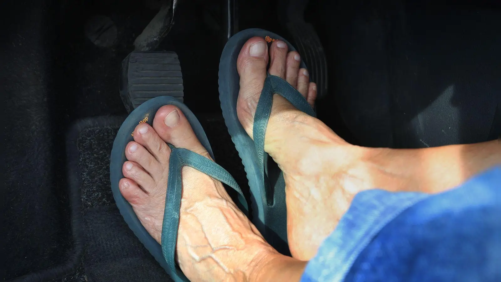 Nein, Flip-Flops sind beim Autofahren eine schlechte Idee. Wer sie gerne trägt, kann ja im Auto ein Paar Turnschuhe zum Wechseln deponieren - und ist dann sicherer unterwegs. (Foto: Karl-Josef Hildenbrand/dpa/dpa-tmn)