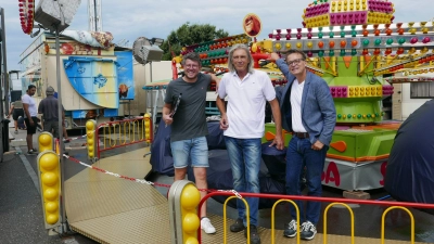 Freuen sich auf das Volksfest auf dem Schießwasen in Dinkelsbühl (von links): Steffen Ehrmann, Leiter des Ordnungsamts und Marktmeister, Schausteller Thomas Kreis und Hauptamtsleiter Thomas Staufinger. (Foto: Roman Kocholl)