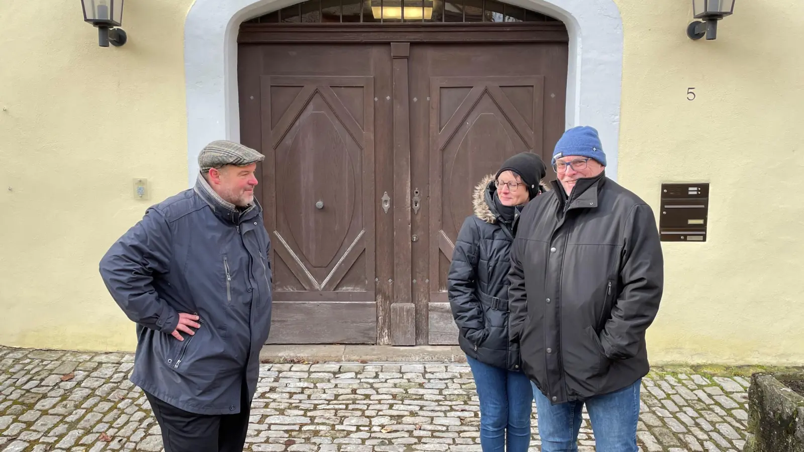 Ein Abstecher zum RothenburgMuseum darf bei einer Stadtführung nicht fehlen. Daniel Weber (links) erklärt dem Ehepaar Martina und Harald Riedenauer, dass das Gebäude früher ein Frauenkloster war. (Foto: Jannik Schulz)