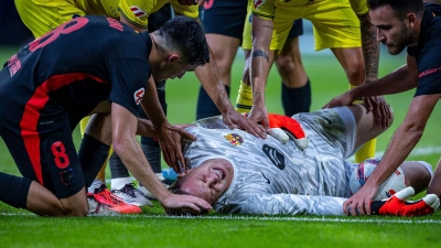 Mit großen Schmerzen blieb ter Stegen auf dem Rasen liegen.  (Foto: Revierfoto/dpa)