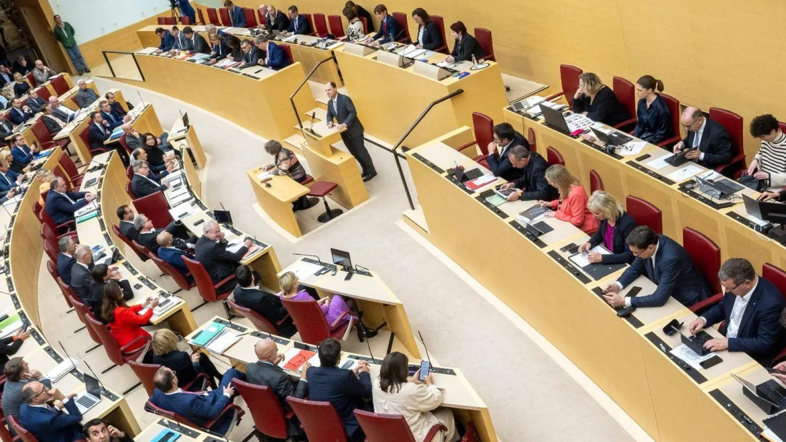 Abgeordnet des des bayerische Landtag nehmen im Plenarsaal des Maximilianeum an einer Sitzung teil. (Foto: Peter Kneffel/dpa)