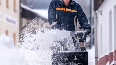 Wer für Winterdienste wie Räumen, Streuen oder Eiszapfen-Beseitigung Dienstleister beauftragt, kann die Kosten dafür regelmäßig von der Steuer absetzen. (Foto: Kristin Schmidt/dpa-Zentralbild/dpa-tmn)