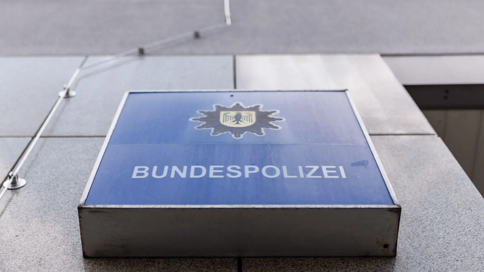 Die Bundespolizei sucht nach Zeuginnen und Zeugen. (Symbolbild) (Foto: Daniel Karmann/dpa)