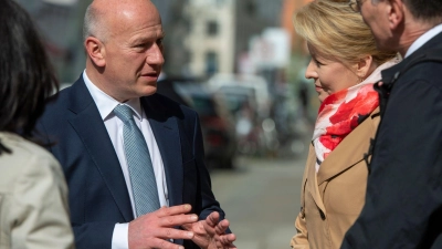 Erst im dritten Anlauf gewählt: Berlins neuer Regierender Bürgermeister Kai Wegner und die neue Wirtschaftssenatorin Franziska Giffey (r). (Foto: Christophe Gateau/dpa)