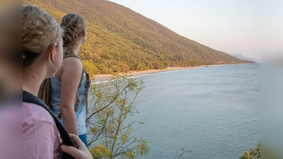 Der Wangetti Trail im tropischen Nordosten Australiens eröffnet Wanderern spektakuläre Blicke auf das Korallenmeer und führt durch dichten Regenwald. (Foto: globalspot/dpa-tmn)