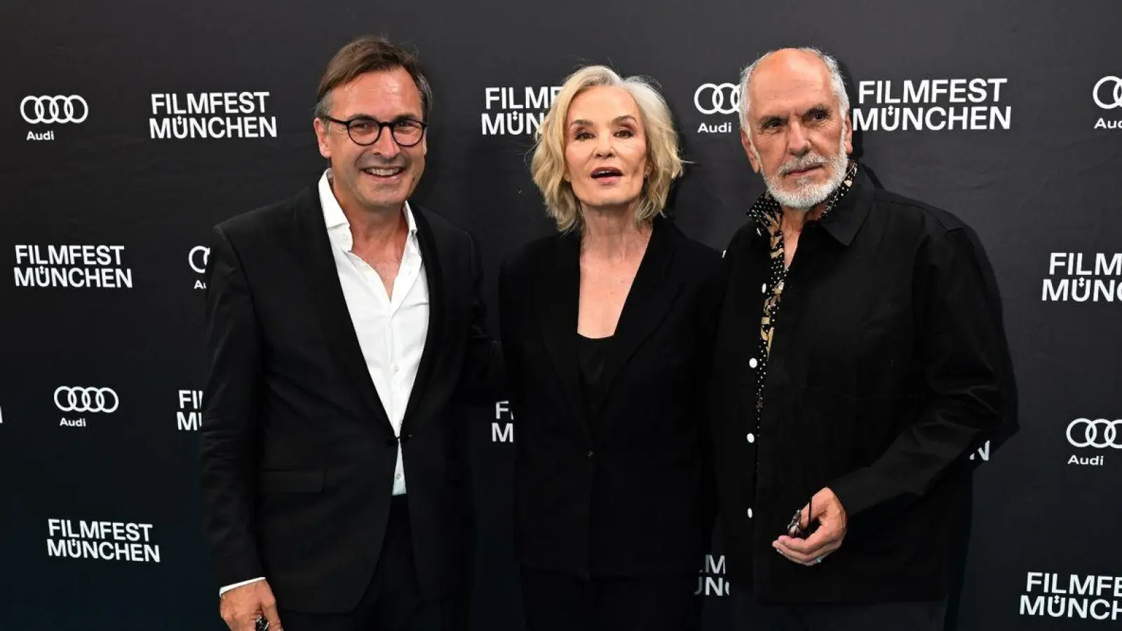 Jessica Lange posiert in München mit Thomas Linsmayer (l), dem Geschäftsführer des Deutschen Theaters, und Filmregisseur Michael Cristofer für die Fotografen. (Foto: Felix Hörhager/dpa)