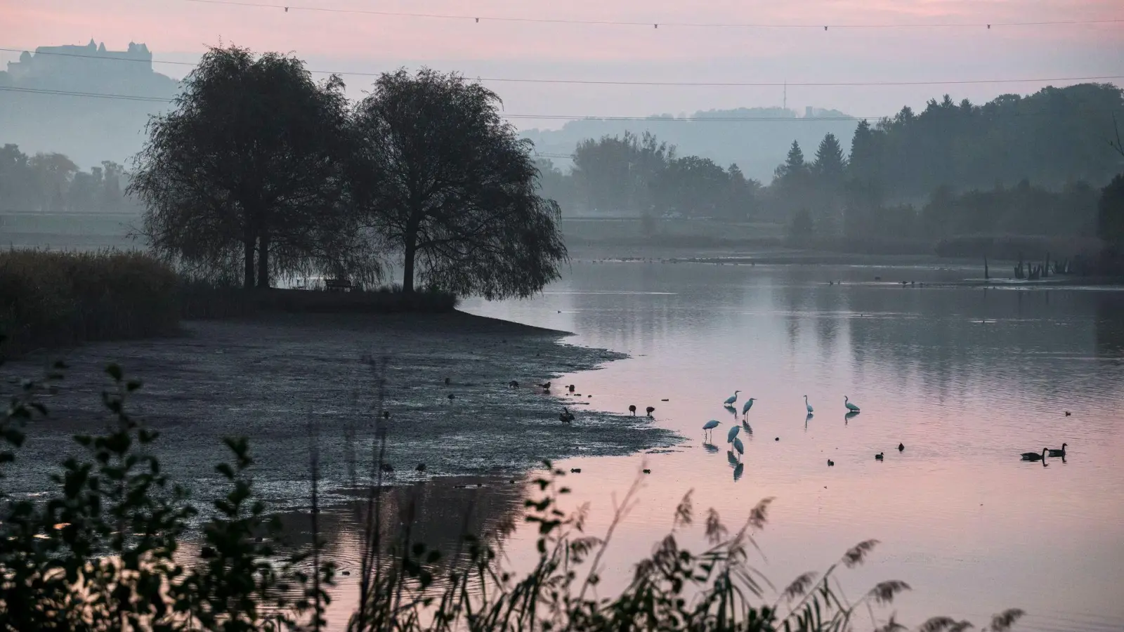 Vielerorts trüb könnte der Sonntag in Bayern sein, die Sonne könnte sich aber in den Bergen blicken lassen. (Foto: Daniel Vogl/dpa)