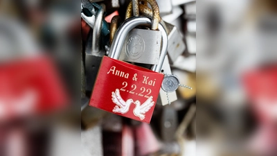 Ein sogenanntes Liebesschloss mit der Aufschrift «Anna & Kai 2.2.22» hängt an der Hohenzollernbrücke. (Foto: Rolf Vennenbernd/dpa)