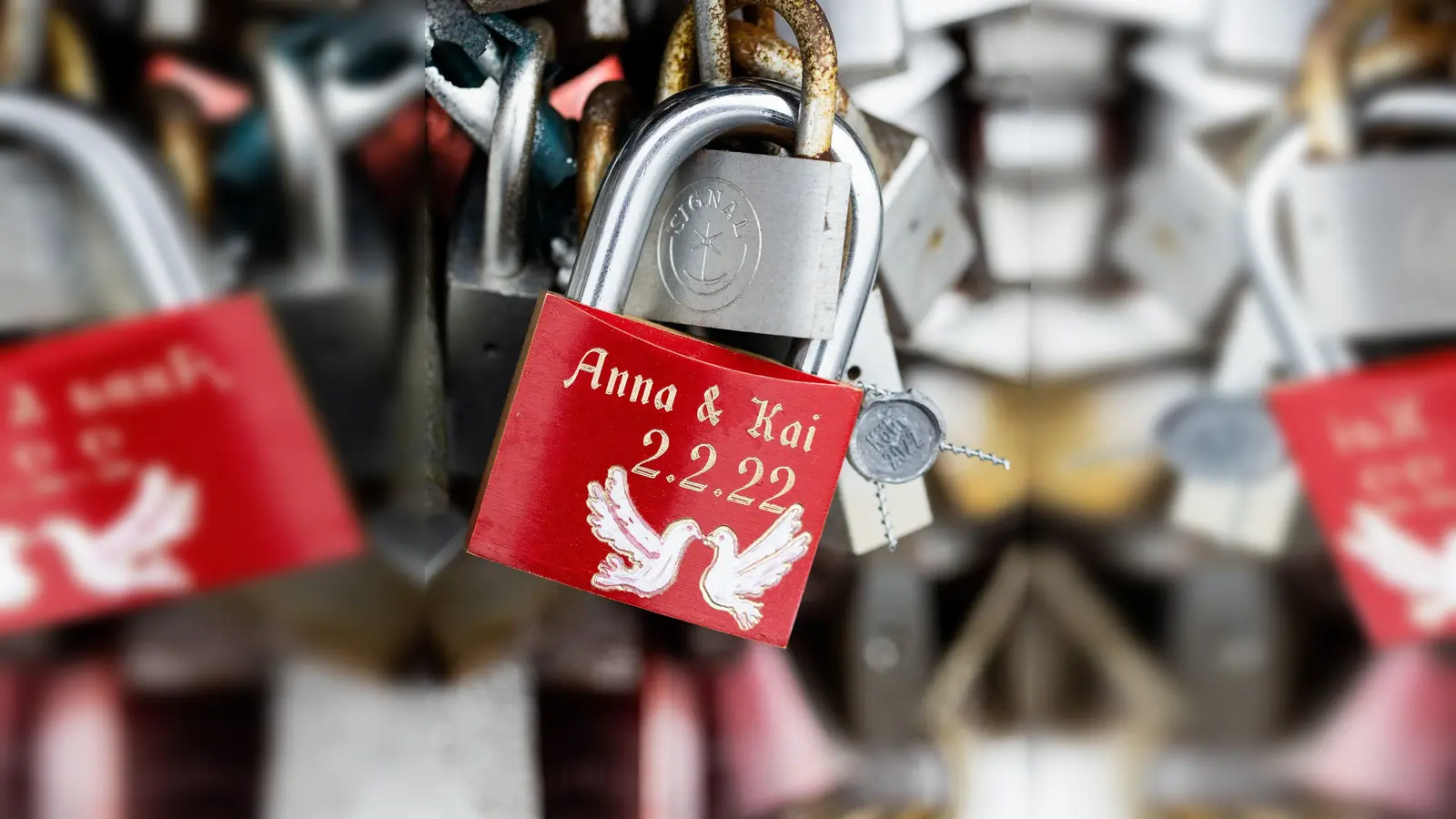 Ein sogenanntes Liebesschloss mit der Aufschrift «Anna & Kai 2.2.22» hängt an der Hohenzollernbrücke. (Foto: Rolf Vennenbernd/dpa)