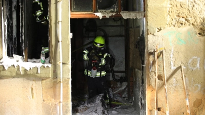 Ein technischer Defekt wird als Ursache für den Brand in einem leerstehenden Haus in Lehrberg vermutet.  (Foto: NEWS5 / Felix Besold)