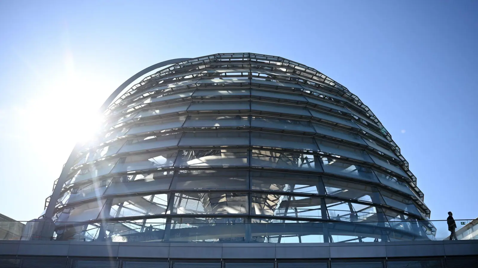 Bundestag mit der gläsernen Kuppel als Wahrzeichen. (Archivbild) (Foto: Rabea Gruber/dpa)