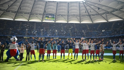 Viel Grund zur Freude: Der Hamburger SV besiegte Regensburg mit 5:0. (Foto: Gregor Fischer/dpa)