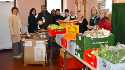 Viel frische Ware wird beim Herrieder Tafel-Projekt angeboten. Bürgermeisterin Dorina Jechnerer (links) würdigte bei der Ausgabe der gespendeten Lebensmittel und anderer Waren das großartige Engagement des Organisationsteams mit Waltraud Maurer (Zweite von links), Markus Raab (Dritter von links) und Karin Beck (nicht im Bild) sowie der zahlreichen Helferinnen und Helfer. (Foto: Werner Wenk)