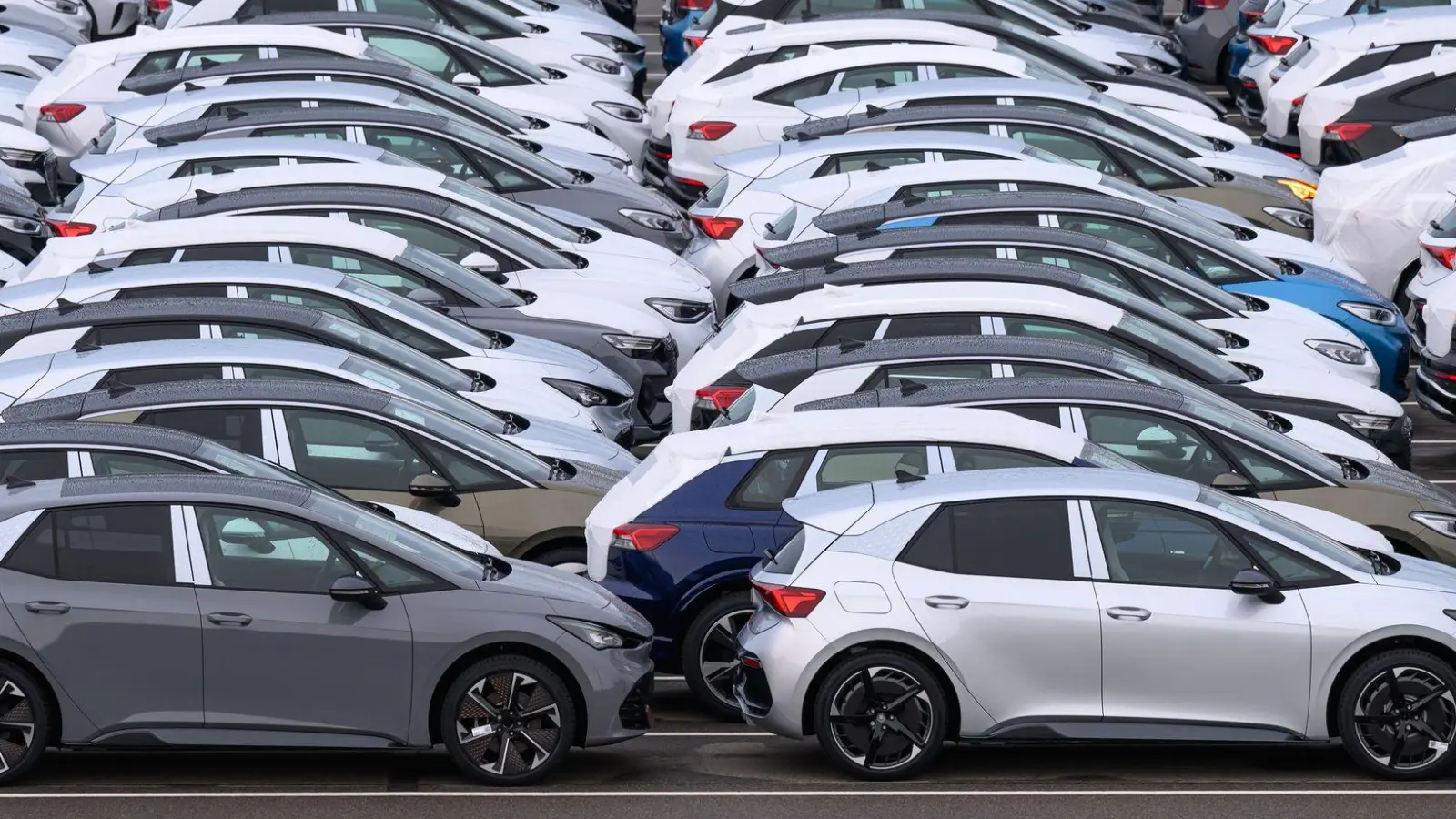 Um die EU-Flottengrenzwerte einzuhalten, muss der E-Auto-Absatz in Deutschland in diesem Jahr deutlich zulegen. (Archivbild) (Foto: Hendrik Schmidt/dpa)