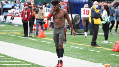 Antonio Brown, Wide Receiver der Tampa Bay Buccaneers, verlässt das Spielfeld, nachdem er seine Ausrüstung in die Tribüne geworfen hat. (Foto: Andrew Mills/NJ Advance Media/AP/dpa)