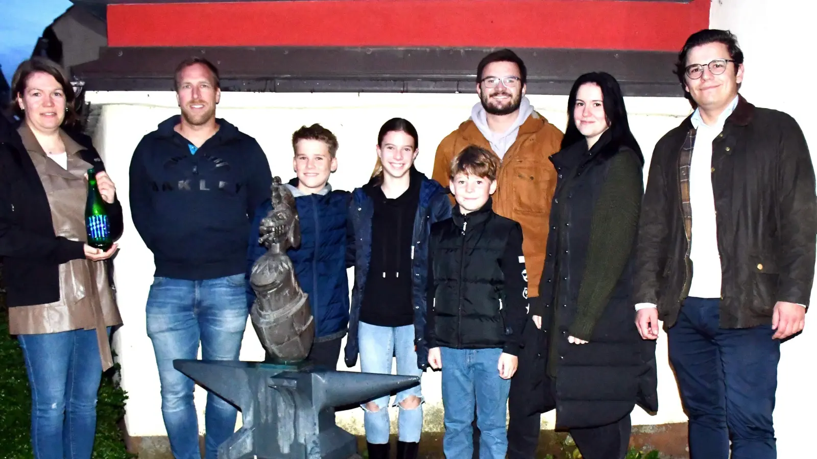 Präsidentin Simone Fahsl (links mit dem „Elferatsschoppen“ in der Hand) und Sitzungspräsident Michael Folgert (Zweiter von links) mit den neuen Faschingshoheiten des Faschingskomitees Markt Erlbach (weiter von links): Kinderprinz Maximilian Bartosch, Kinderprinzessin Anne Wiegel, Kinderhofmarschall Hannes Frank, Prinz Luca Graf, Prinzessin Sophie Höck und Hofmarschall Florian Riedel. (Foto: Gudrun Schwarz)