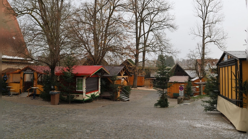 Ruhe vor dem Ansturm: In diesem Jahr findet der Dinkelsbühler Weihnachtsmarkt wieder im Spitalhof statt. Am Montag öffnen die ersten Buden. Mit der Organisation der Großveranstaltung hat sich jetzt der Rechnungsprüfungsausschuss beschäftigt. (Foto: Martina Haas)