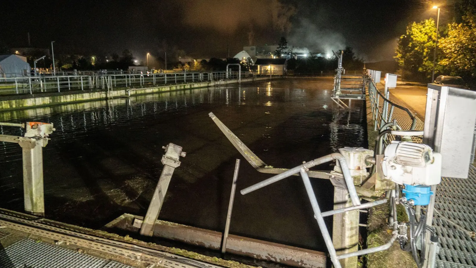 Der Schaden an der Kläranlage könnte laut Polizei erheblich sein. (Foto: Ferdinand Merzbach/NEWS5/dpa)