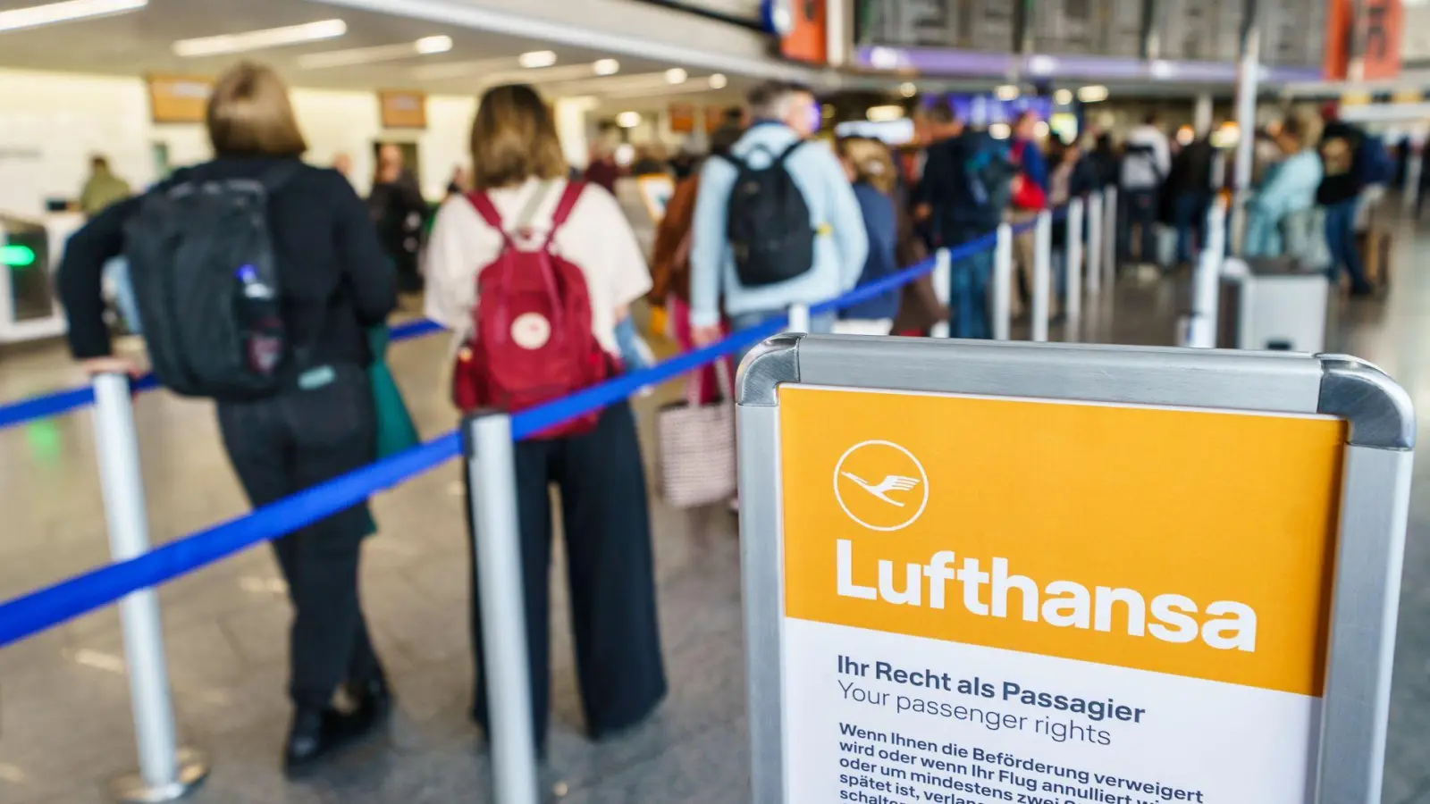 Wegen einer Störung bei der Deutschen Flugsicherung kam es zu großen Verzögerungen und Ausfällen wie hier am Flughafen Frankfurt (Foto aktuell). (Foto: Andreas Arnold/dpa)